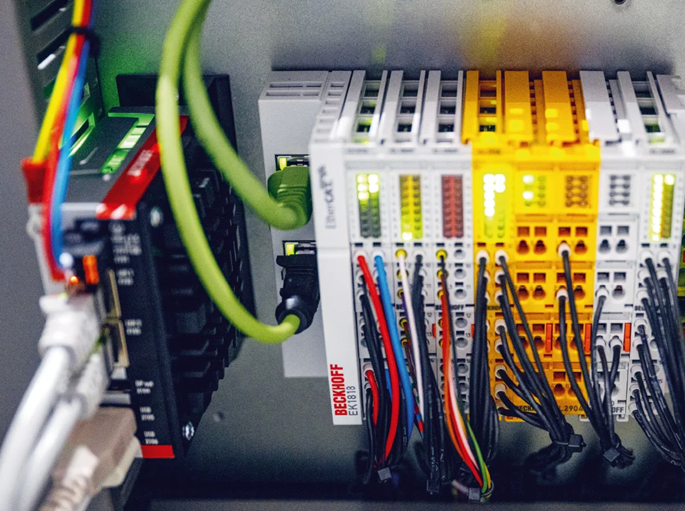 Aufgrund der kompakten Abmessungen des Ultra-Kompakt-Industrie-PC C6015 (l.) und der EtherCAT-Klemmen (r.) ist kein separater Schaltschrank notwendig.