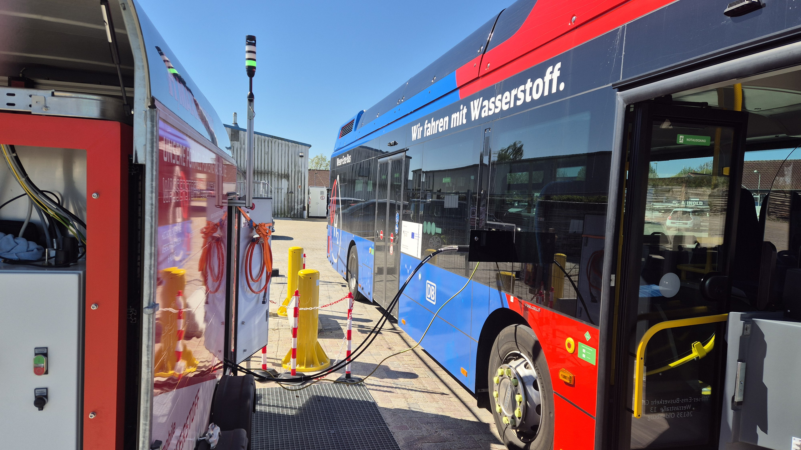 Tankschlauch führt von der mobilen H2-Station zum Bus.