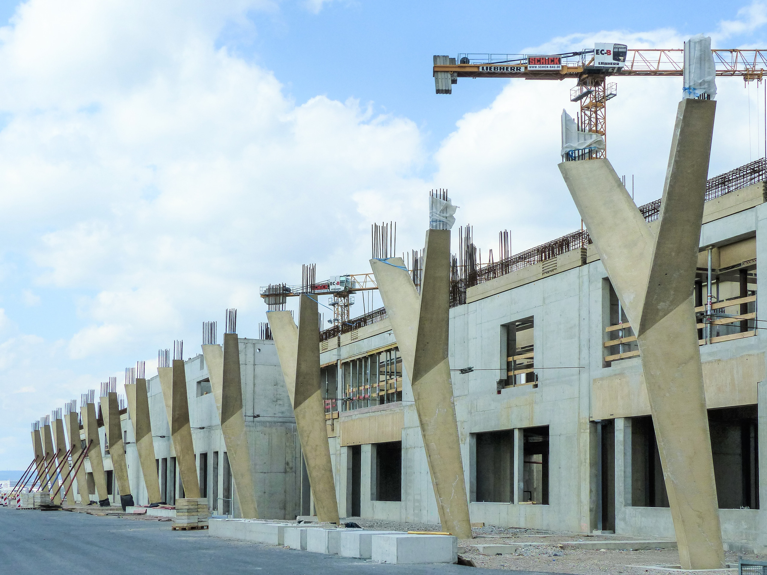 Betonfertigteilbau: Y-Stützen, beidseitig entlang des Flugsteigs J angeordnet.