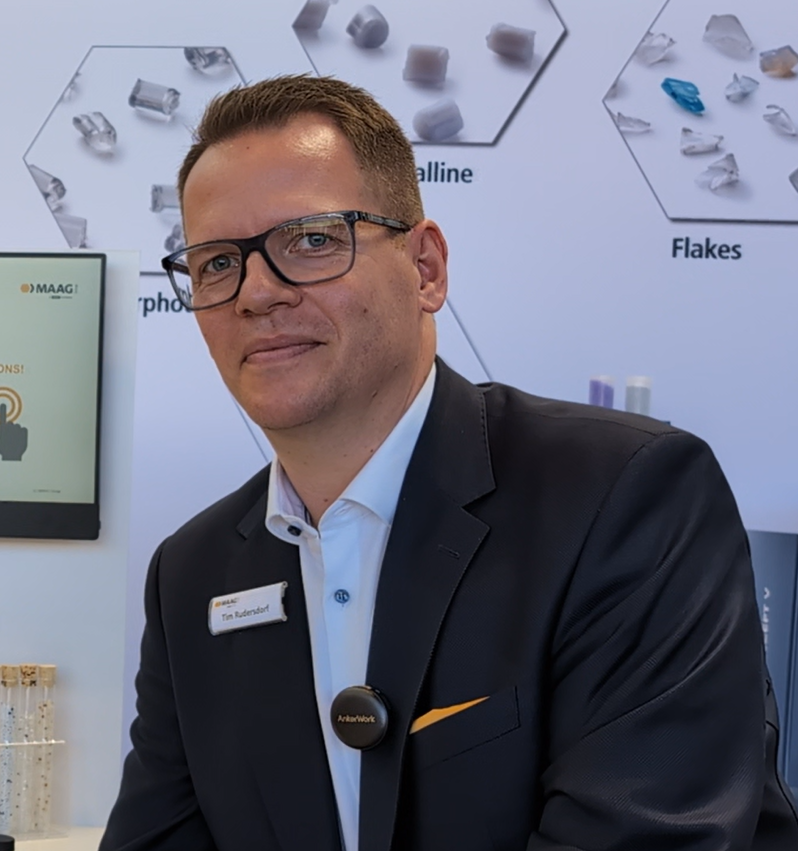 Das Bild zeigt Tim Rudersdorf während des Interviews auf der Fakuma 2026