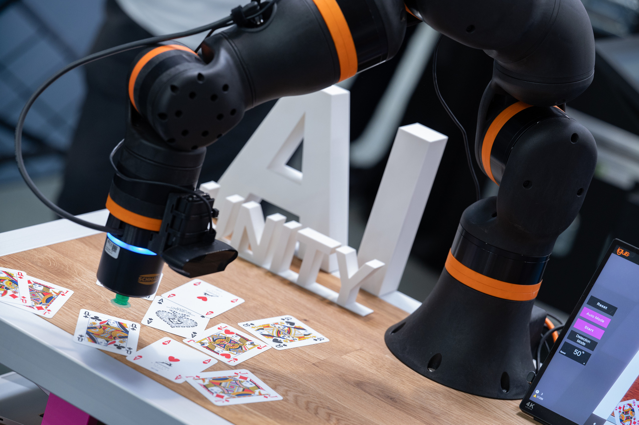 <p>Auf dem Bild: KI in Aktion: Ein kollaborativer Roboter demonstriert an einem Praxisbeispiel, wie intelligente Automatisierung Produktionsprozesse unterstützt.<p>