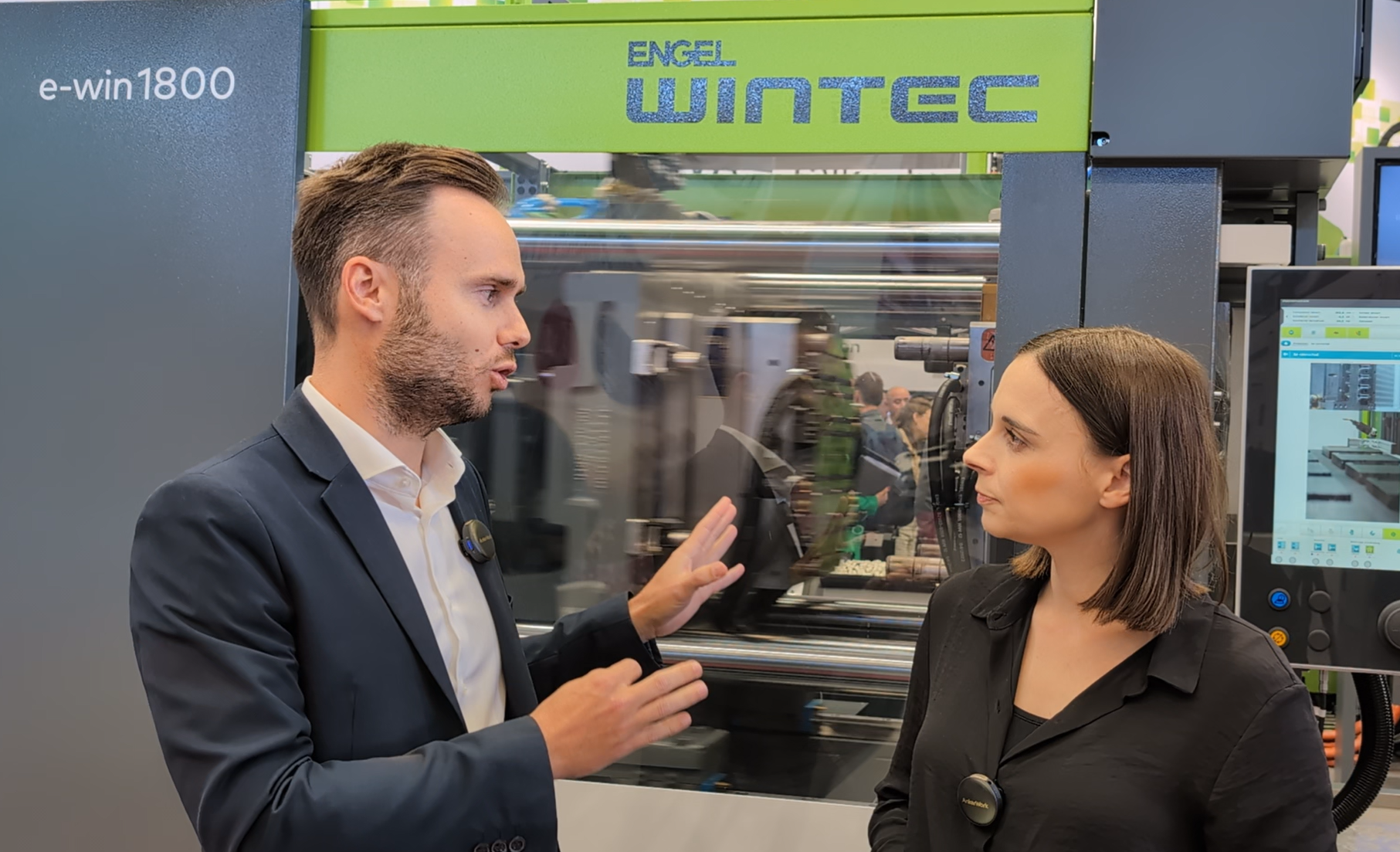 Christoph Schützeneder, Head of Product Management All-electric Machines bei Engel (links) im Gespräch mit PlastXnow-Redakteurin Melanie Ehrhardt.