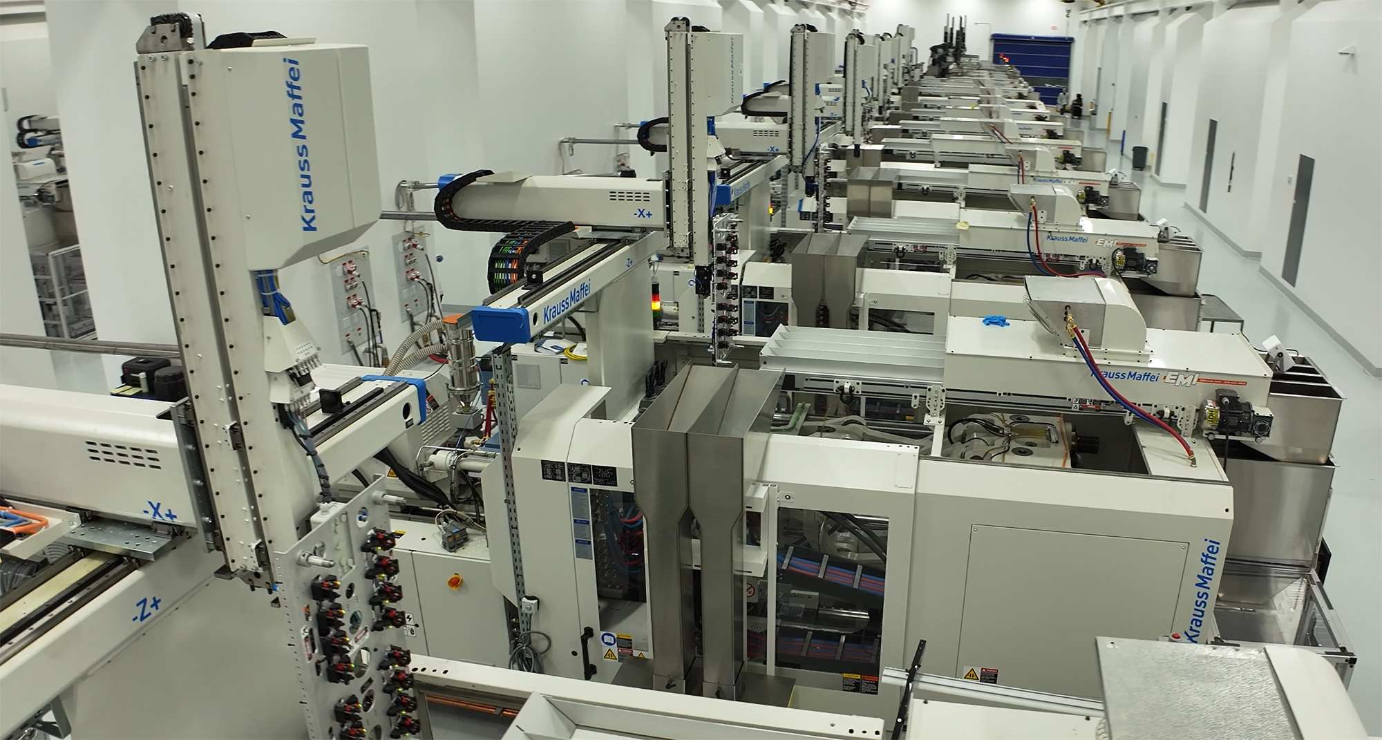 Vollelektrische PX-Spritzgießmaschinen von KraussMaffei mit LRX Linearrobotern in der Produktion bei MGS in Richfield.