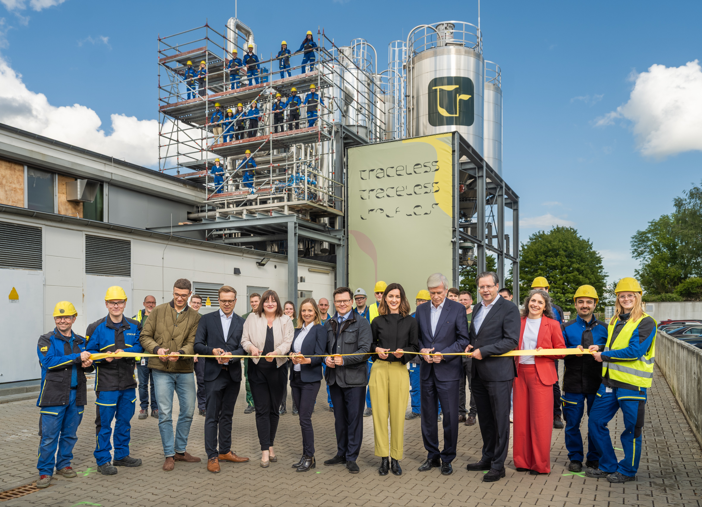 Eröffnungszeremonie vor der Traceless Produktionsanlage mit dem Inbetriebnahme-Team und Gästen