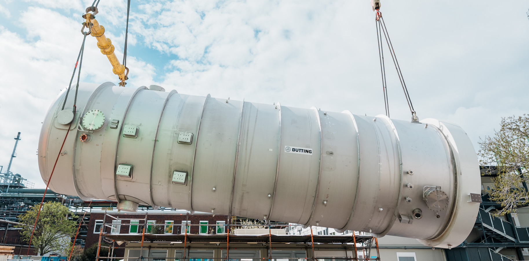 Ein Schwergewicht: Zwei Kräne heben den fast 100 Tonnen wiegenden Fallfilmverdampfer in die Luft.