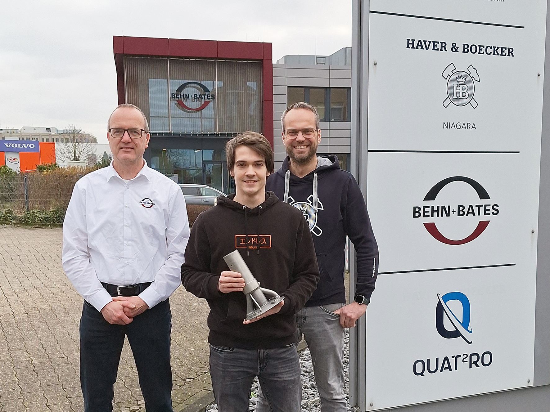 René Edelmann (Mitte) übergab das Bauteil, das er im Rahmen seiner Masterarbeit für die Firma Haver & Boecker im Metall-3D-Drucker der FH Münster angefertigt hat, an Martin Konert (links) und Christian Hinse. 