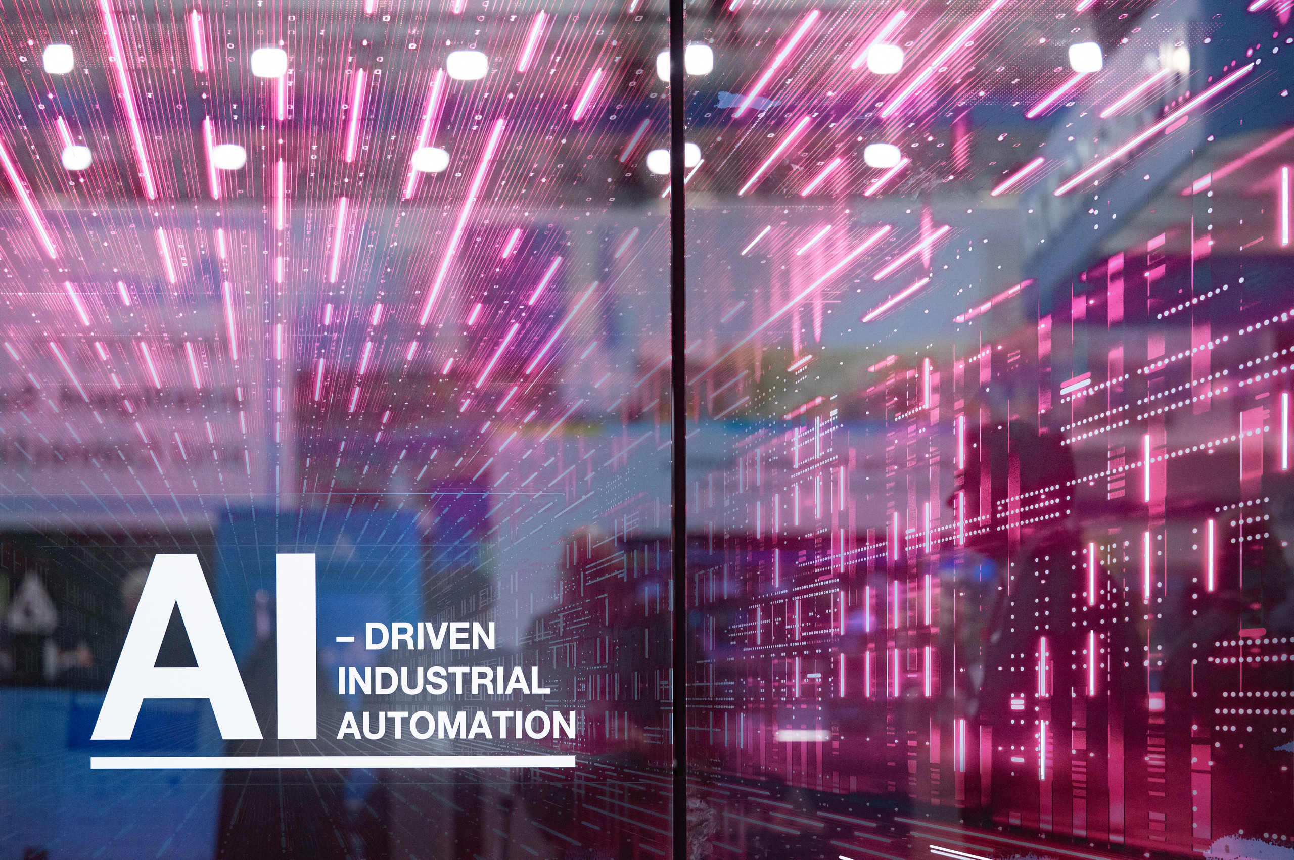 German Edge Cloud und Red Hat bringen Industrial AI skalierbar in die Produktion - zu sehen auf der Hannover Messe am GEC-Stand A16 in Halle 16. <p>Moderne Fabrikhalle mit Roboterarmen an CNC‑Maschinen; ein leuchtender Schrank mit Aufschrift „ONCITE“ sendet farbige Datenströme zu einer Wolke über der Halle, während holografische Displays Produktionsdaten und Analysen anzeigen — Visualisierung des Edge‑to‑Cloud‑Datenflusses und skalierbarer Industrial‑AI.<p>