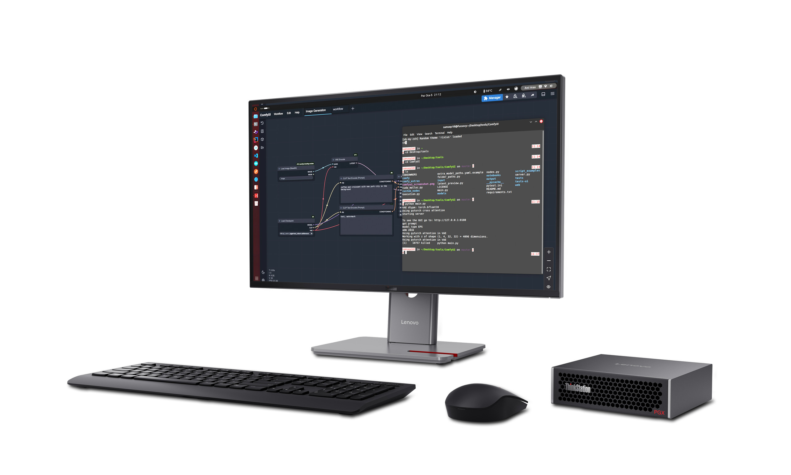 <p>Lenovo‑Arbeitsplatz: Monitor mit Entwickler‑Tools und Workflow‑GUI, davor Tastatur und Maus, rechts ein kompakter Lenovo ThinkStation‑Mini‑PC auf weißem Hintergrund.<p>