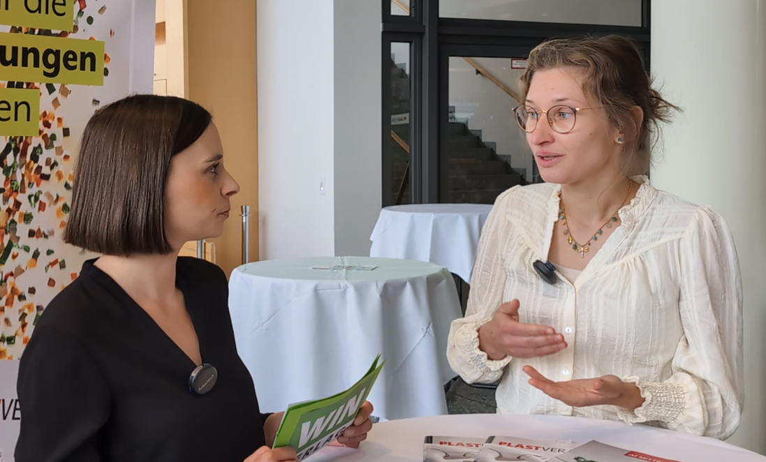 Melanie Ehrhardt (links) und Dr. Aliaksandra Shuliakevich (rechts) im Gespräch auf dem Biopolymer Kongress 2026
